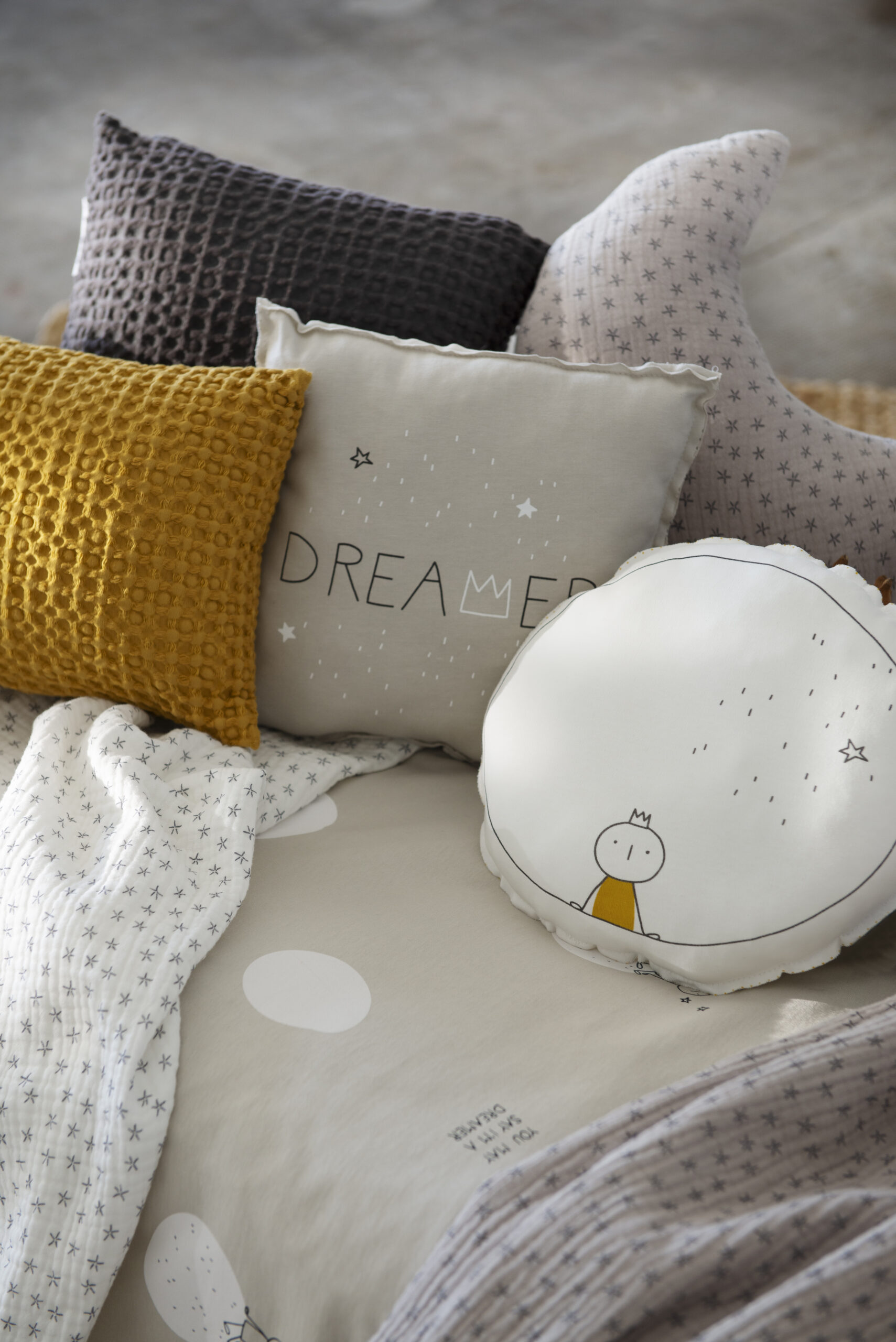 Dreamer-gris-detalle-4-cojines-vertical Dreamer-gris-detalle-4-cojines-vertical