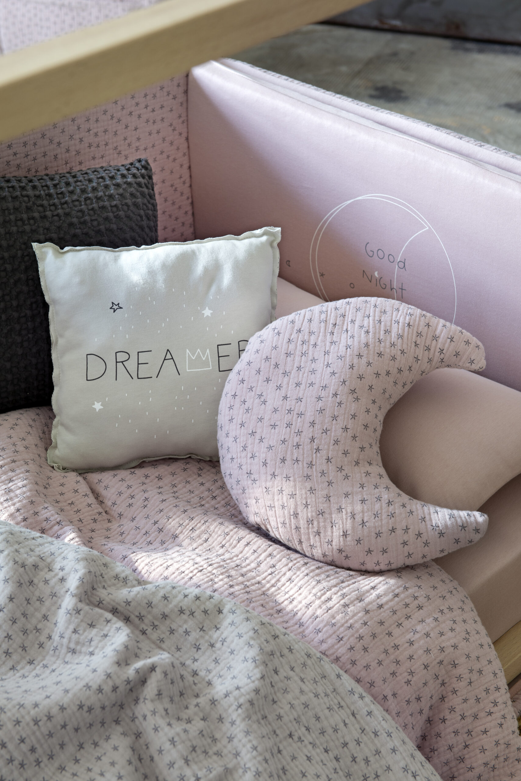 Night Stories rosa detalle 1 cojines cuna Night Stories rosa detalle 1 cojines cuna